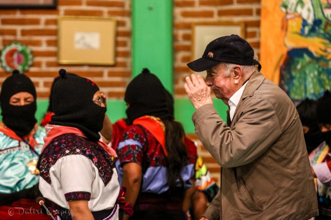 "...ESA política no sirve. Y no sirve porque no toma en cuenta al  pueblo, no lo escucha, no le hace caso, nomás se le acerca cuando hay  elecciones, y ya ni siquiera quieren votos, ya basta con las encuestas  para decir quien gana..." #EZLN 2005