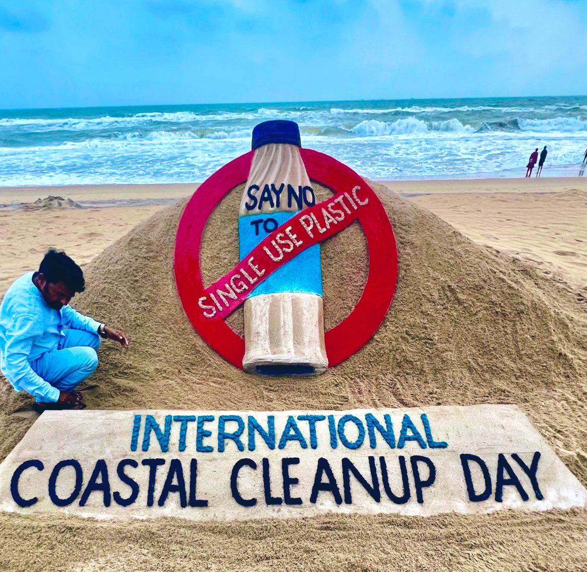 On the #InternationalCoastalCleanupDay 
My SandArt  with message “Say No To Single Use #Plastic  “ at Puri  in Odisha.