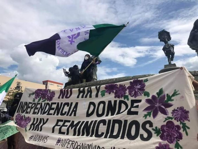 "Y hay mujeres que no dejan que las traten como adorno o que las humillen  y desprecien nomás por mujeres, sino que se organizan y luchan por el  respeto que merecen como mujeres que son" #EZLN 2005