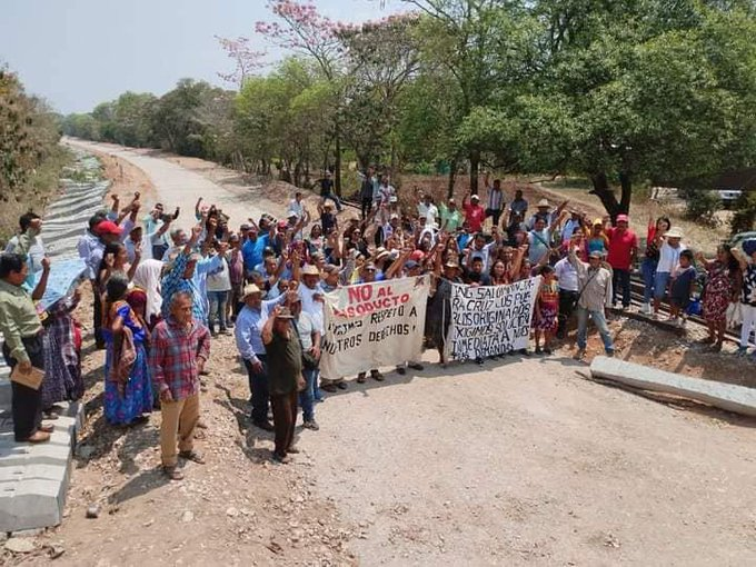 "Nosotros vemos que en nuestro país, que se llama México, hay mucha gente  que no se deja, que no se rinde, que no se vende. O sea que es digna. Y  eso nos da mucho contento y alegría" #EZLN 2005
