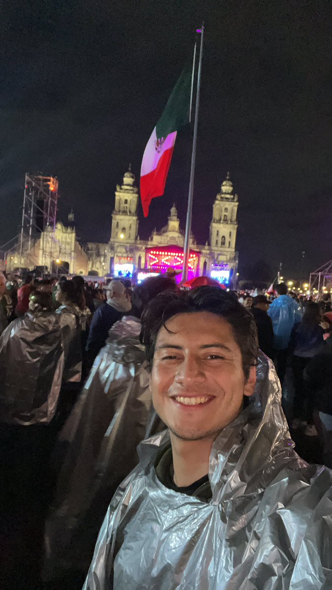 CarlosVZenteno's tweet photo. Aquí en el #Zócalo esperando al Licenciado @lopezobrador_. 

Ni la lluvia nos detiene, Mi Pueblo libre y Soberano llenó el corazón de México. https://t.co/5DqepXPw3f