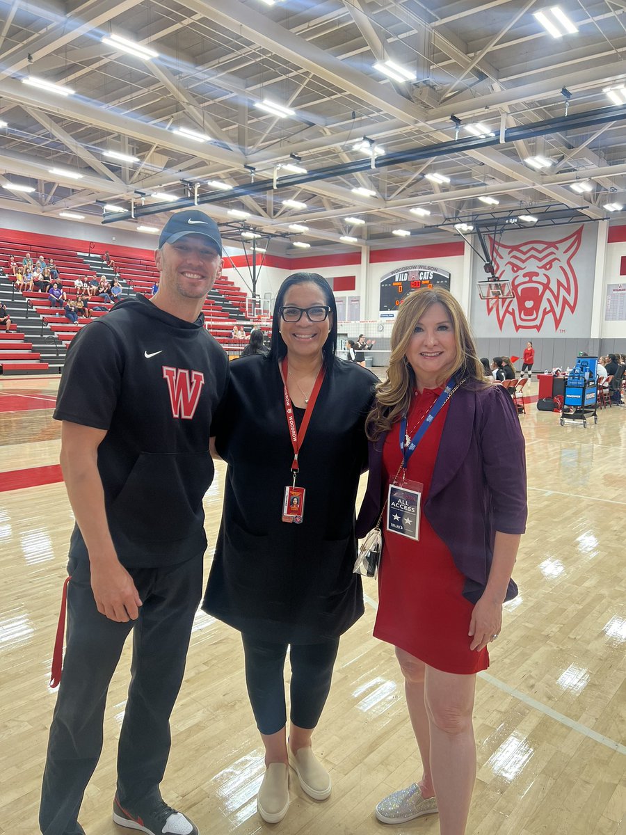 CoachJ_Fish's tweet photo. Thank you to @DallasISDSupt for coming by and checking out the great things happening at Heisman High! Great night of @WoodrowVolleyb1 vs. Sunset! Thank you for all you do for our kids and leading our district! https://t.co/LS5azfcVDM
