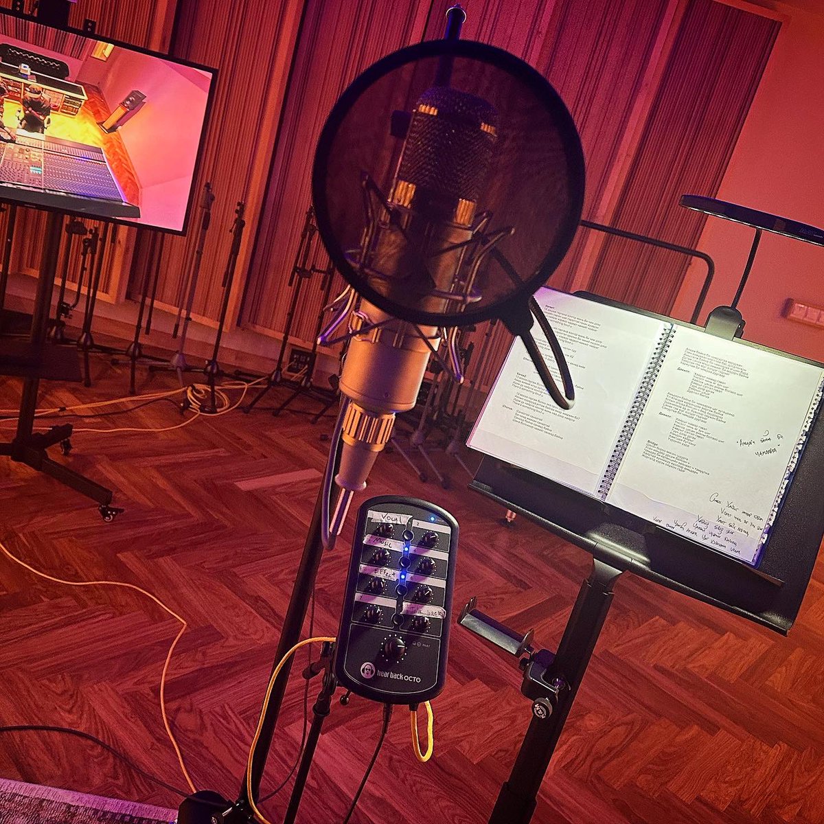 DorjsurenBold's tweet photo. Шинэ цомог Шинэ дуунууд маань дуусах гээд л байна…
#Bproduction #440Hzrecords https://t.co/H6Jpv0Ly2t