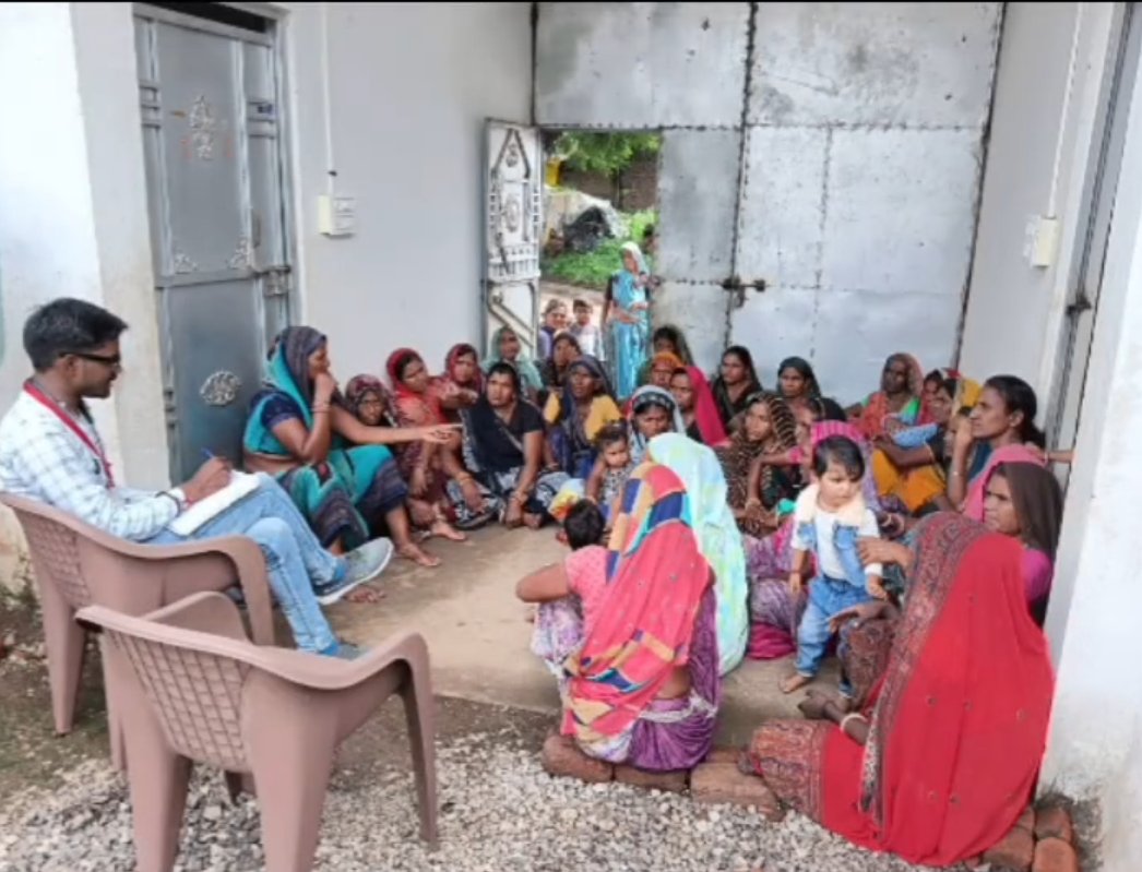 cmyip_agarmalwa's tweet photo. आगर मालवा:- cm फेलो श्री शुभम भावसार के मार्गदर्शन में जनसेवा मित्रों द्वारा ग्रामीण क्षेत्रों मे #महिला_चौपाल  लगाकर समाज के सभी वर्गो के अंतिम व्यक्ति तक म. प्र. शासन की महत्वपूर्ण योजनाओं प्रसारित किया गया। #महिलाचौपाल @ChouhanShivraj @CMYIP_  @Connect_Lokesh https://t.co/U2BgLFtnZ0
