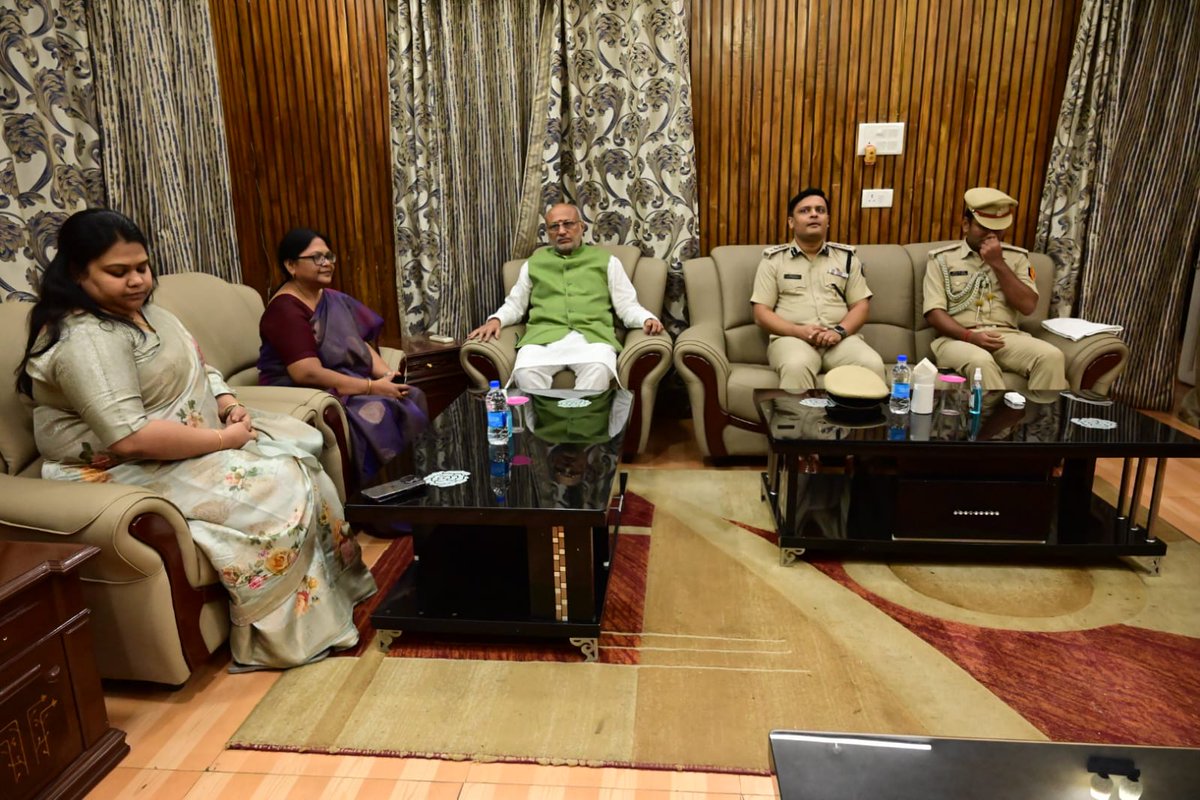 DC_Hazaribag's tweet photo. महामहिम राज्यपाल श्री सी.पी राधाकृष्णन आज सुब��� 7:30 हजारीबाग परिसदन पहुंचे। 
उत्तरी छो. प्र.आयुक्त सह कुलपति वीबीयू सुमन कैथरिन किस्पोट्टा,पुलिस अधीक्षक मनोज रतन चोथे के साथ मिलकर महामहिम को पुष्पगुच्छ देकर स्वागत किया। 
@JharkhandCMO 
@prdjharkhand 
@HazaribagPolice https://t.co/RMVpFAqc49