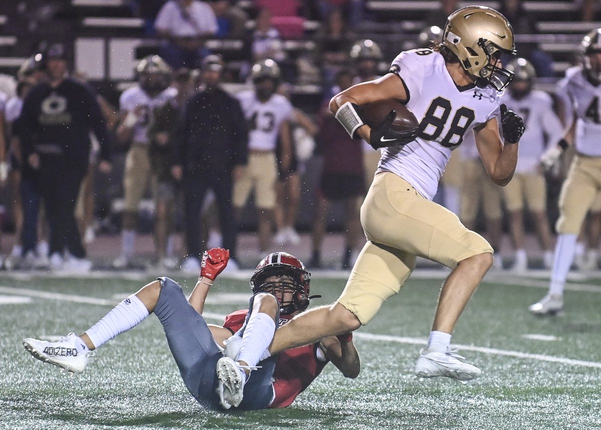 winfreyjake's tweet photo. PREP FOOTBALL: Cullman rallies past Decatur for key region win
https://t.co/5LCChgxdAL https://t.co/4kVv7utKFy