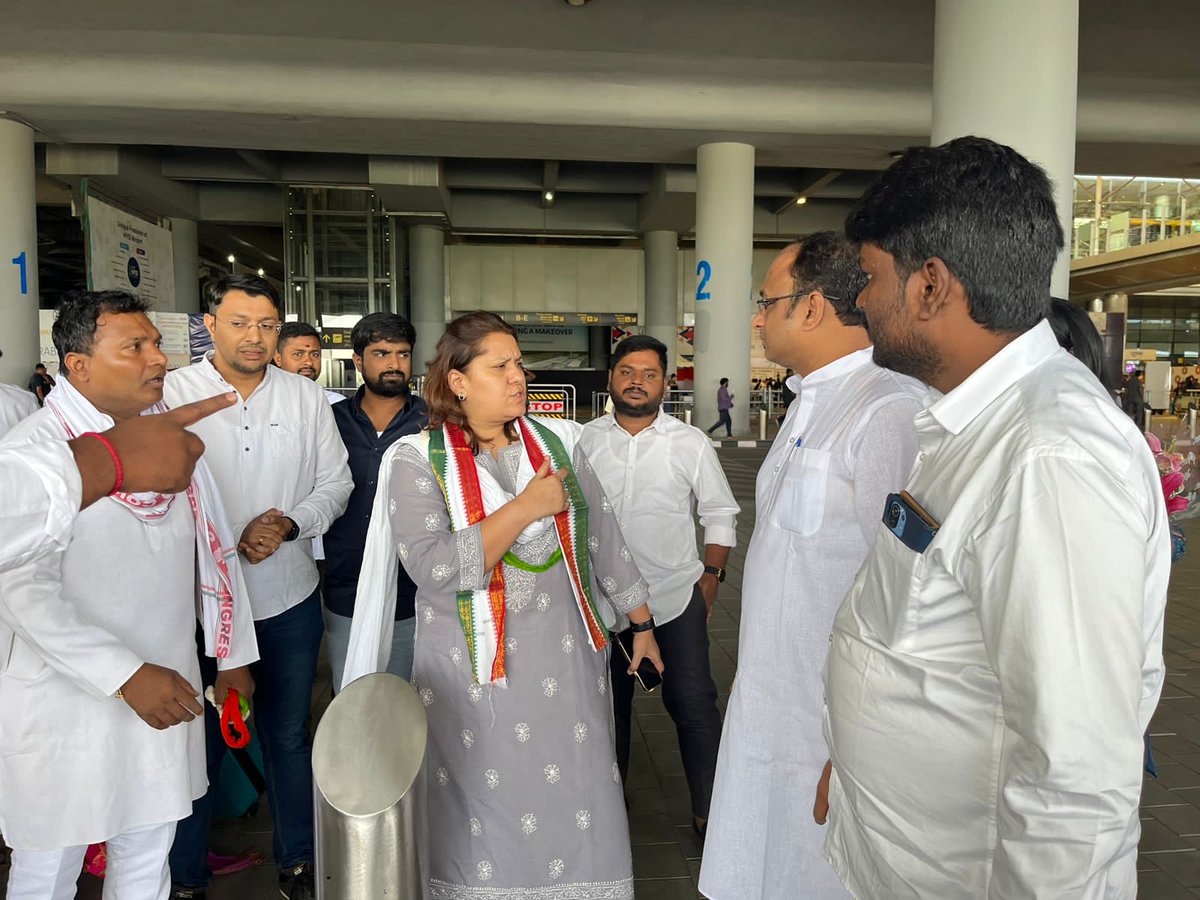 MahanandaINC's tweet image. Received our hon'ble Chairperson @SupriyaShrinate ji at the airport along with the @INCTelangana Social Media Team. #CWCMeetingHyd #VijayaBheri