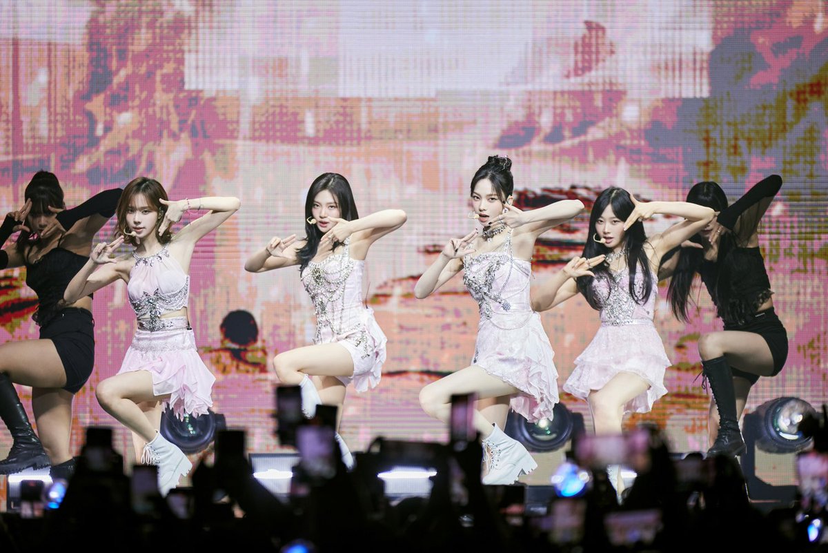SMTOWNGLOBAL's tweet photo. ‘글로벌 맹활약’ 에스파, 칠레 공연도 전석 매진 성황! 남미 투어 마무리!
남미 열기 유럽에서 이어간다! 월드 투어 완주 코앞!

https://t.co/lsja62hrXl

#aespa #에스파 #SYNK_HYPERLINE
#aespa_SYNK_HYPERLINEinSANTIAGO
#aespaLIVETOUR2023_SYNK_HYPERLINE_inSANTIAGO https://t.co/GtQGdsYfDZ
