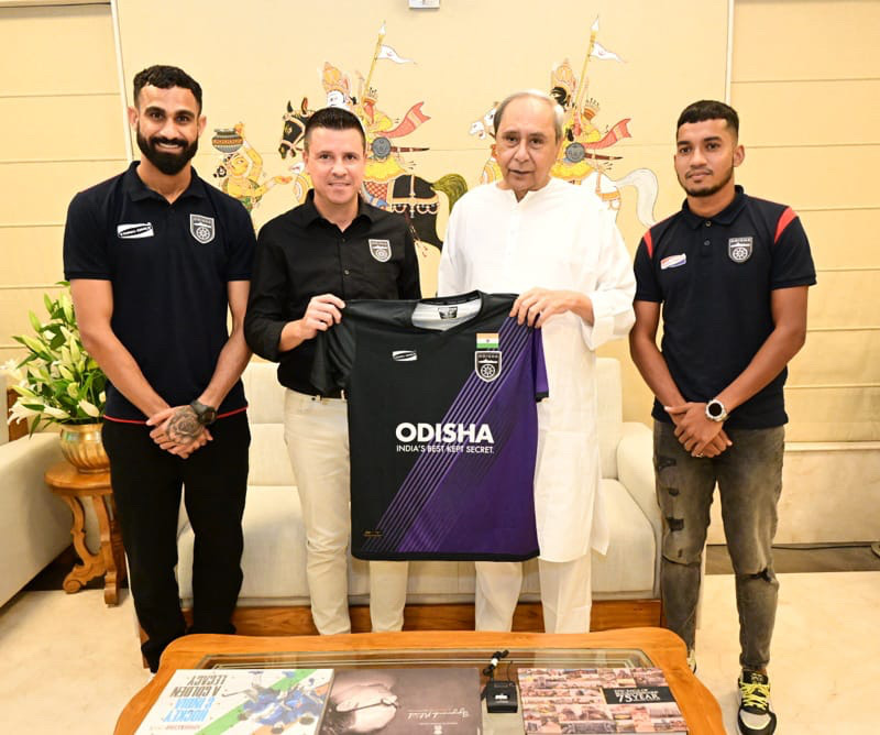 DrSubash4BJD's tweet photo. Glad to receive a team jersey from @OdishaFC head coach Sergio Lobera and players ahead of AFC Cup and Indian Super League. May the team put its best performance and bring glory for #Odisha. Wish the team all the very best for upcoming season. #OdishaForSports https://t.co/v6pfhbj2Pz