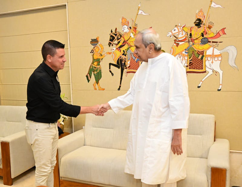 DrSubash4BJD's tweet photo. Glad to receive a team jersey from @OdishaFC head coach Sergio Lobera and players ahead of AFC Cup and Indian Super League. May the team put its best performance and bring glory for #Odisha. Wish the team all the very best for upcoming season. #OdishaForSports https://t.co/v6pfhbj2Pz