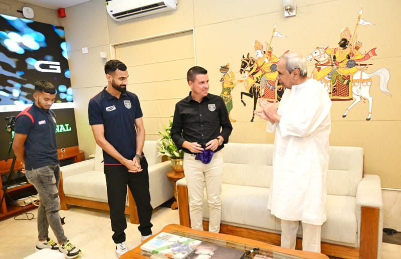 DrSubash4BJD's tweet photo. Glad to receive a team jersey from @OdishaFC head coach Sergio Lobera and players ahead of AFC Cup and Indian Super League. May the team put its best performance and bring glory for #Odisha. Wish the team all the very best for upcoming season. #OdishaForSports https://t.co/v6pfhbj2Pz