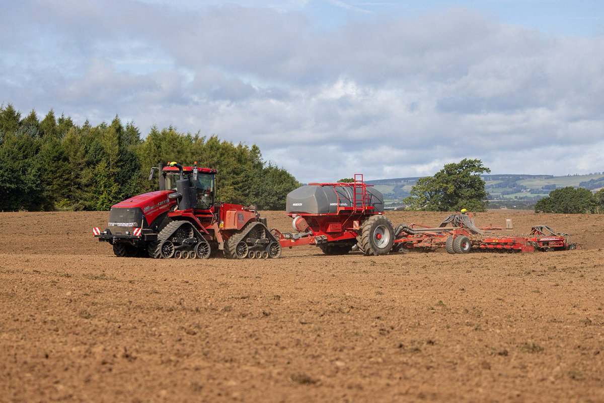 FarmingPhotos's tweet photo. Another trip back up to the Scottish Borders this week and I called by @McGregorFarms who was flat out drilling @HORSCHUK @CaseIH_UK_IRE @GMTtractors https://t.co/JOnnKucPtv