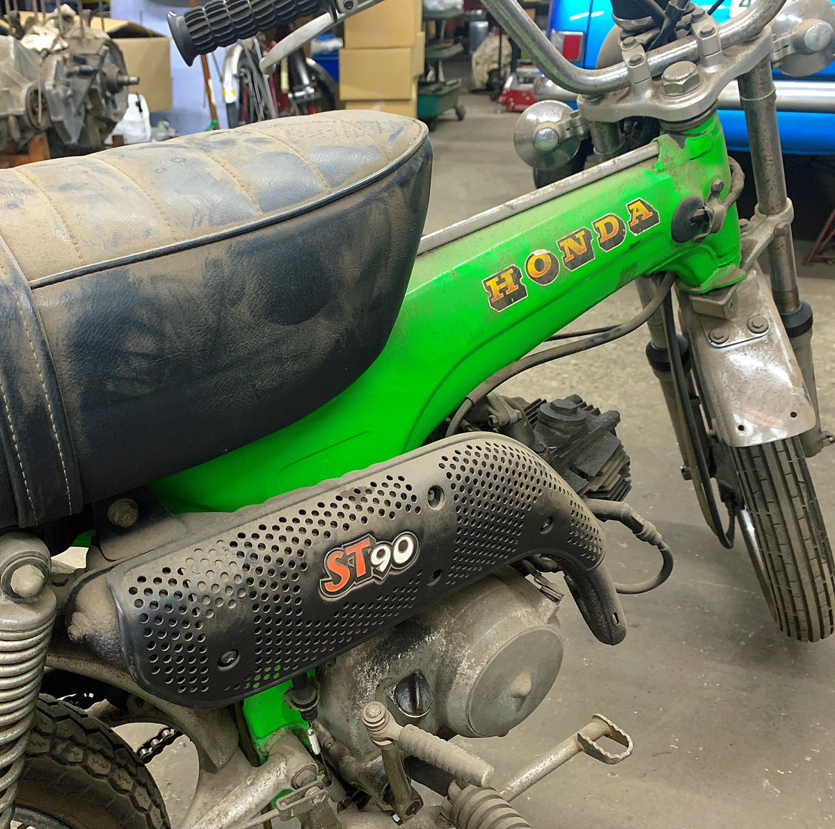 neolife360's tweet photo. クレーン下のスペースが空いたので、2階から #N360 のエンジンと バイクを降ろしました。どちらも15年くらい寝かせてあったものです。エンジンはブローした社用車に #マイティダックス は直して乗りまくろうと思います
・
#N3 #mightydax #st90 #ダックス #dax #360cc #DoYouHaveaHonda360 https://t.co/tJzqQQJ03k