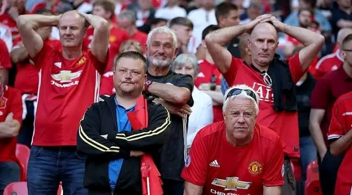 samikomu's tweet photo. United fans before half_time 😂#MUNBHA https://t.co/LcQ7yWA7qQ