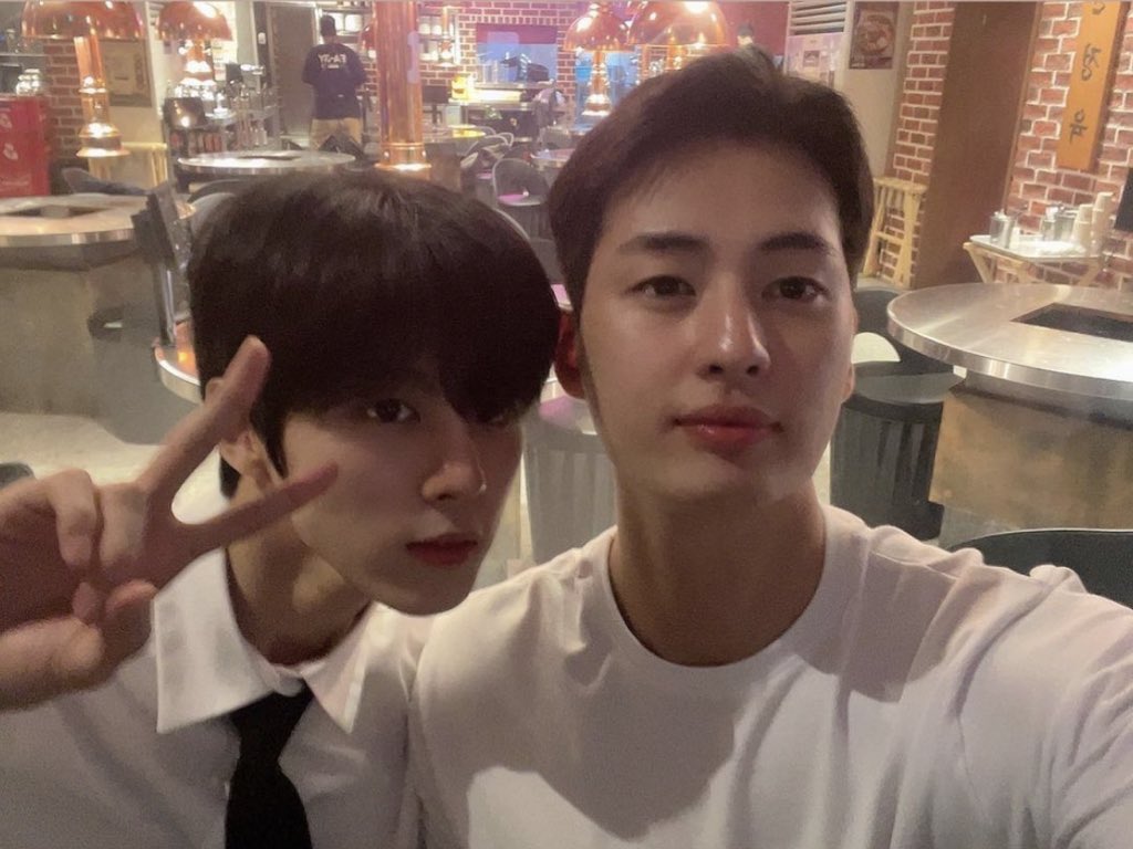 마지막 셀카가 무려 180818 였대…
근데이젠진짜어른이되었어….😭😭감동되