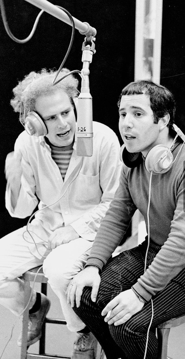 Simon & Garfunkel photo by Douglas R. Gilbert

Hello darkness, my old friend,
I've come to talk with you again

#SimonAndGarfunkel #PaulSimon #ArtGarfunkel