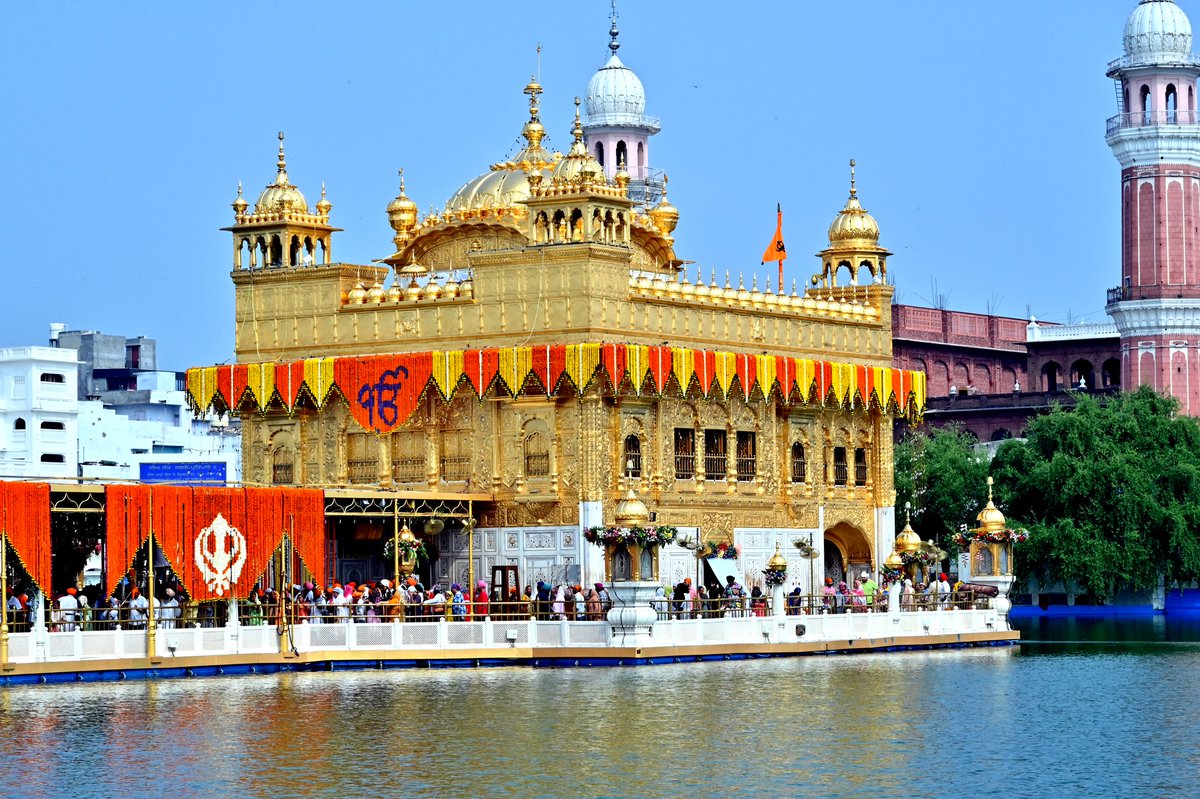 SGPCAmritsar's tweet photo. ਡਿਠੇ ਸਭੇ ਥਾਵ ਨਹੀ ਤੁਧੁ ਜੇਹਿਆ।।
ਸ੍ਰੀ ਗੁਰੂ ਗ੍ਰੰਥ ਸਾਹਿਬ ਜੀ ਦੇ ਪਹਿਲੇ ਪ੍ਰਕਾਸ਼ ਗੁਰਪੁਰਬ ਮੌਕੇ ਸੱਚਖੰਡ ਸ੍ਰੀ ਹਰਿਮੰਦਰ ਸਾਹਿਬ ਸ੍ਰੀ ਦਰਬਾਰ ਸਾਹਿਬ, ਸ੍ਰੀ ਅੰਮ੍ਰਿਤਸਰ ਵਿਖੇ ਸੁੰਦਰ ਫੁੱਲਾਂ ਦੀ ਸਜਾਵਟ। ਪਾਵਨ ਗੁਰਬਾਣੀ ਮਨੁੱਖ ਦੇ ਜੀਵਨ ਨੂੰ ਸੁਖਦਾਈ ਬਣਾਉਣ ਲਈ ਪ੍ਰੇਰਣਾ ਸਰੋਤ ਹੈ, ਜਿਸ ਦੀ ਰੋਸ਼ਨੀ ਵਿੱਚ ਚੱਲਣਾ ਹਰ ਸਿੱਖ ਦਾ ਫ਼ਰਜ਼ ਹੈ। ਪੰਚਮ ਪਾਤਸ਼ਾਹ ਸ੍ਰੀ ਗੁਰੂ ਅਰਜਨ ਦੇਵ ਜੀ ਨੇ ਸੰਨ 1604 ਈ. ਵਿੱਚ ਸ੍ਰੀ ਗੁਰੂ ਗ੍ਰੰਥ ਸਾਹਿਬ ਜੀ ਦੀ ਸੰਪਾਦਨਾ ਕਰਕੇ ਮਨੁੱਖਤਾ ਨੂੰ ਸਰਬਸਾਂਝਾ ਪਾਵਨ ਗ੍ਰੰਥ ਬਖ਼ਸ਼ਿਸ਼ ਕੀਤਾ, ਜਿਸ ਦੀਆਂ ਮੁੱਲਵਾਨ ਸਿੱਖਿਆਵਾਂ ਮਨੁੱਖੀ ਜੀਵਨ ਲਈ ਮਾਰਗ ਦਰਸ਼ਨ ਹਨ। ਗੁਰਬਾਣੀ ਮਨੁੱਖ ਨੂੰ ਕੁਰੀਤੀਆਂ ਤੋਂ ਵਰਜਦੀ ਹੈ ਅਤੇ ਸੱਚ ਦੇ ਮਾਰਗ ’ਤੇ ਚੱਲਣ ਦਾ ਉਪਦੇਸ਼ ਦਿੰਦੀ ਹੈ।