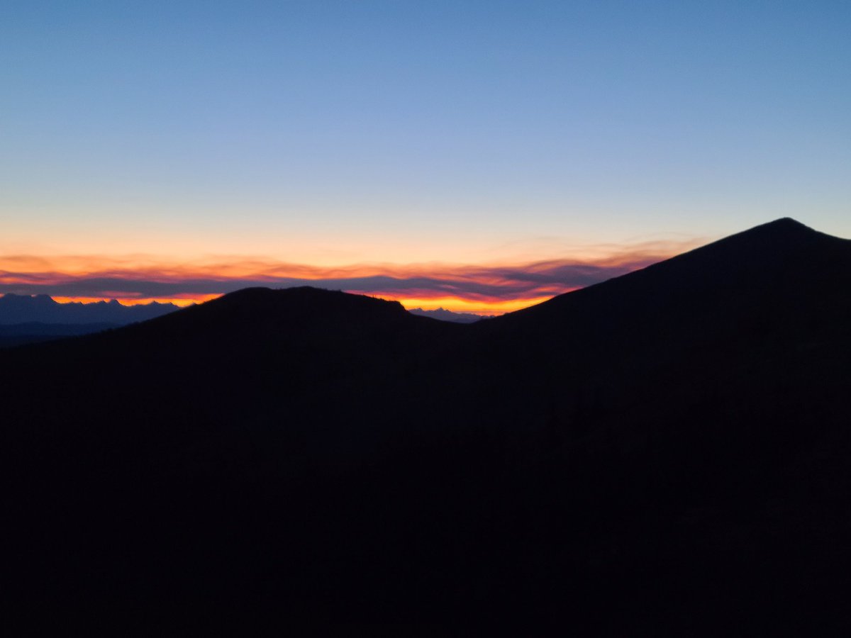 EmmMarchand's tweet photo. Captivated by this mesmerizing sunset – look at those magnificent clouds! Such a good time  🌅✨ 
(The photo doesn't quite do it justice!) #RamMountain
#NatureBeauty https://t.co/gUUUEuUui7