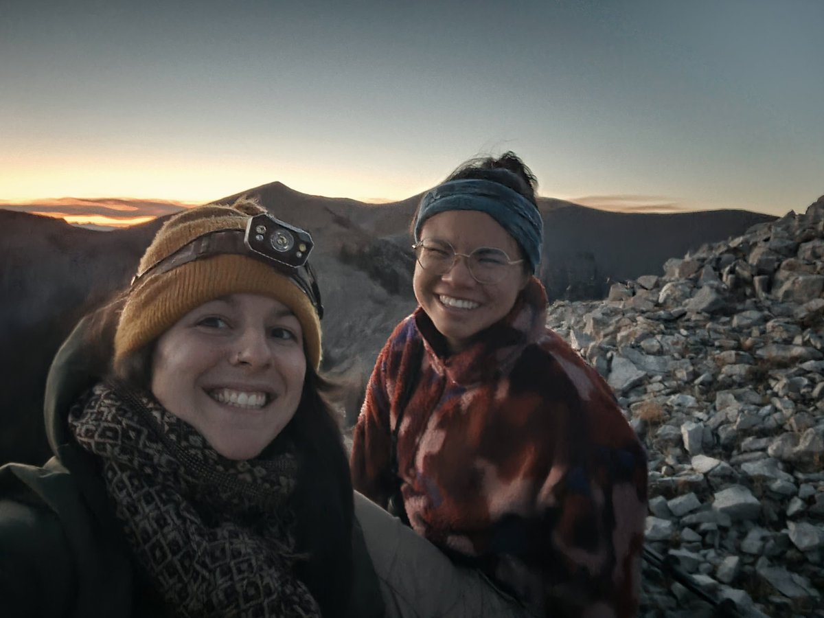 EmmMarchand's tweet photo. Captivated by this mesmerizing sunset – look at those magnificent clouds! Such a good time  🌅✨ 
(The photo doesn't quite do it justice!) #RamMountain
#NatureBeauty https://t.co/gUUUEuUui7