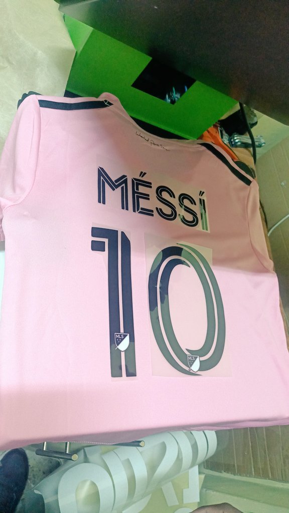 Njoki_Wa_Wajoki's tweet image. JERSEY GIVEAWAY!!!
Valid today only. Saturday 16th September by 6PM. 
Repost  this be the first to get 500retweets!
You'll be rewarded with a printed jersey of your favorite team. 
Terms and conditions apply. (0705780356)