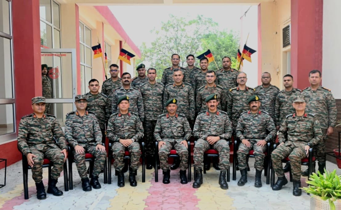 SWComd_IA's tweet photo. Lt Gen BS Raju,#ArmyCdrSWC visited  Fazilka and Abohar Military Stations &amp; reviewed the operational preparedness. He complimented all ranks for their professionalism &amp; commitment to duty.

#AmoghDiv
#ChetakCorps
@adgpi https://t.co/qPSIna64DR