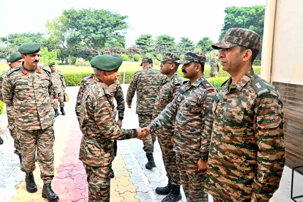 SWComd_IA's tweet photo. Lt Gen BS Raju,#ArmyCdrSWC visited  Fazilka and Abohar Military Stations &amp; reviewed the operational preparedness. He complimented all ranks for their professionalism &amp; commitment to duty.

#AmoghDiv
#ChetakCorps
@adgpi https://t.co/qPSIna64DR