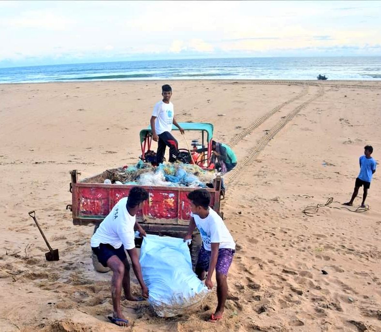 SoumyaMarineWL's tweet photo. Protecting Our Coasts🌊, Preserving Our Future! 🚣‍♂️🌍

This #InternationalCoastalCleanup Day, let us come together to protect our precious shores, safeguard marine life, and create a #sustainablefuture.

#YouthStewardship #OdishaCoast
#CommunityMatters #OPSA

Team @OdishaSeaTurtle https://t.co/9ET6J1kCym
