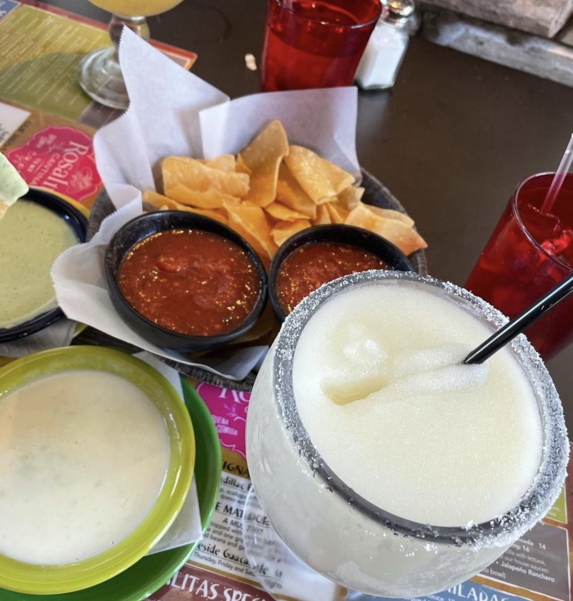Chippin’, dippin’ and margarita sippin’! ☀️

📷: @afterworkperks