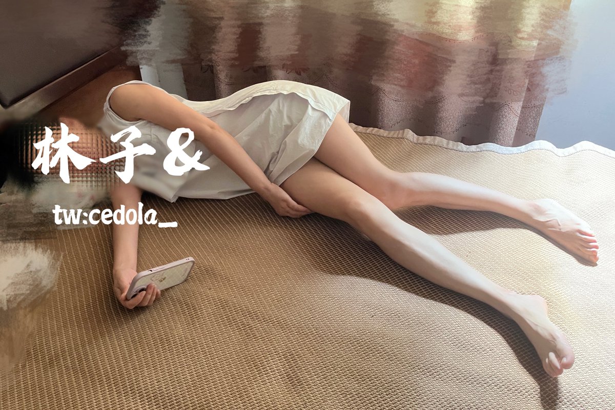 陪老婆回娘家，想起刚结婚那会儿，丈母娘坐这头看电视，我一边跟老婆在那头盖个小毯子偷偷做爱，一边意淫丈母娘的奶子。今天想重温一下，老婆不让了，只给摸。老婆的身材完全是遗传她娘的，感觉奶子还更胜一筹。有次来我家，洗澡没关门，幸好我进去的时候她正在淋浴，看得我秒硬。 https://t.co/ezPkE1BDQ5
