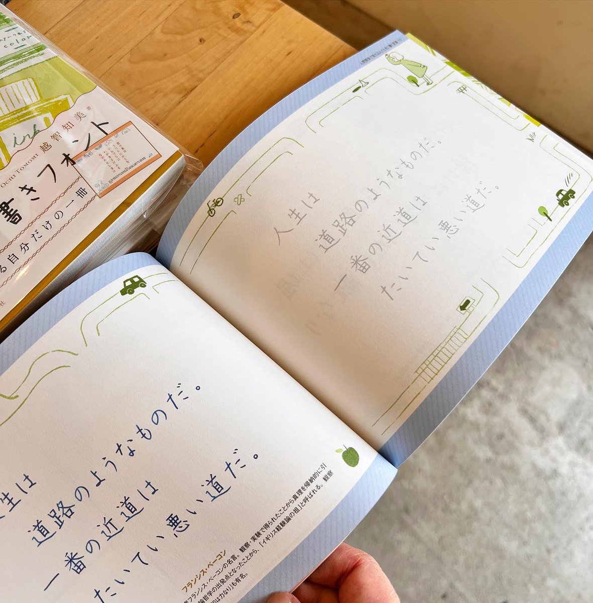 ideaswitch's tweet photo. *
素敵な書籍が入荷しました
https://t.co/dBSonErTTG

名言を楽しむガラスペンでなぞる手書きフォント

落ち込んだとき、背中を押して欲しいとき、勇気をもらいたいとき…。
力をもらえる「言葉」を私はとても大切にしています

この書籍は50の名言が載っていて、それを美しい色でなぞって1冊の本が出来上がるのはとても素敵だと思いました。

それも手書きフォントで
有名な
@tommy_notes_16 さんの本。お手本の字も憧れの字です。

一つの名言にゆっくり向き合う時間。さらっと読むよりも染み入ってくるような気がします。

ガラスペンの魅力や使い方も丁��に書かれています。
贈り物にも🎁

#アイデアスイッチ
#福岡市東区
#ガラスペン
#インク沼