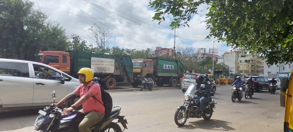 RahulGh38890780's tweet photo. @BBMPSWMSplComm 
Garbage being sorted on pavement of busy road B R Ambedkar road connecting BTM Lake road and Ranka Colony Road. Pls stop garbage trucks parking on footpaths inconveniencing pedestrians https://t.co/vG31RPvxPf