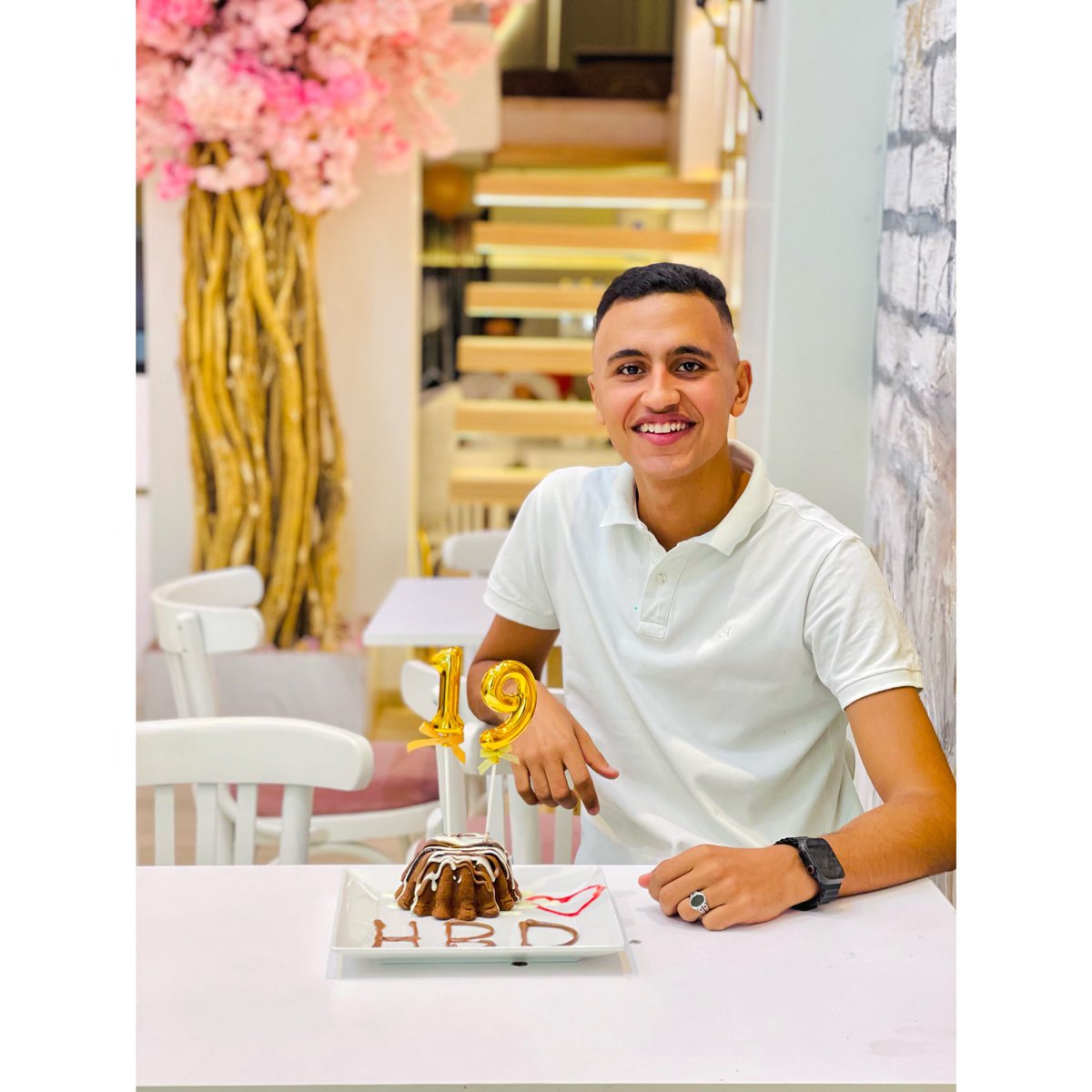 official 19 years 🤍
الحمد لله فيما مضي والحمدلله فيما هو آت اللهم ان في عامي تسعه عشر ارجو منك يا الله دوام الستر والصحه والعافيه وتحقيق ما يتمناه القلب والعقل♥️