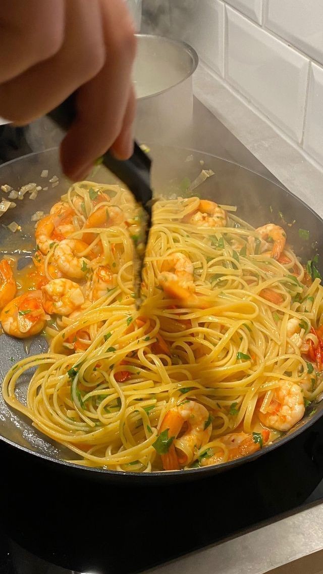 `` อืม.. อรุณสวัสดิ์– หรือต้องบอกว่าเที่ยงสวัสดิ์ดี? `` พูดทั้งๆที่ยังจดจ่อกับอาหารในกระทะ

`` นี่ได้ทานมื้อเที่ยงหรือยังครับ? ถ้ายังก็ไปนั่งรอก่อนนะ เดี๋ยวก็เสร็จแล้ว ``