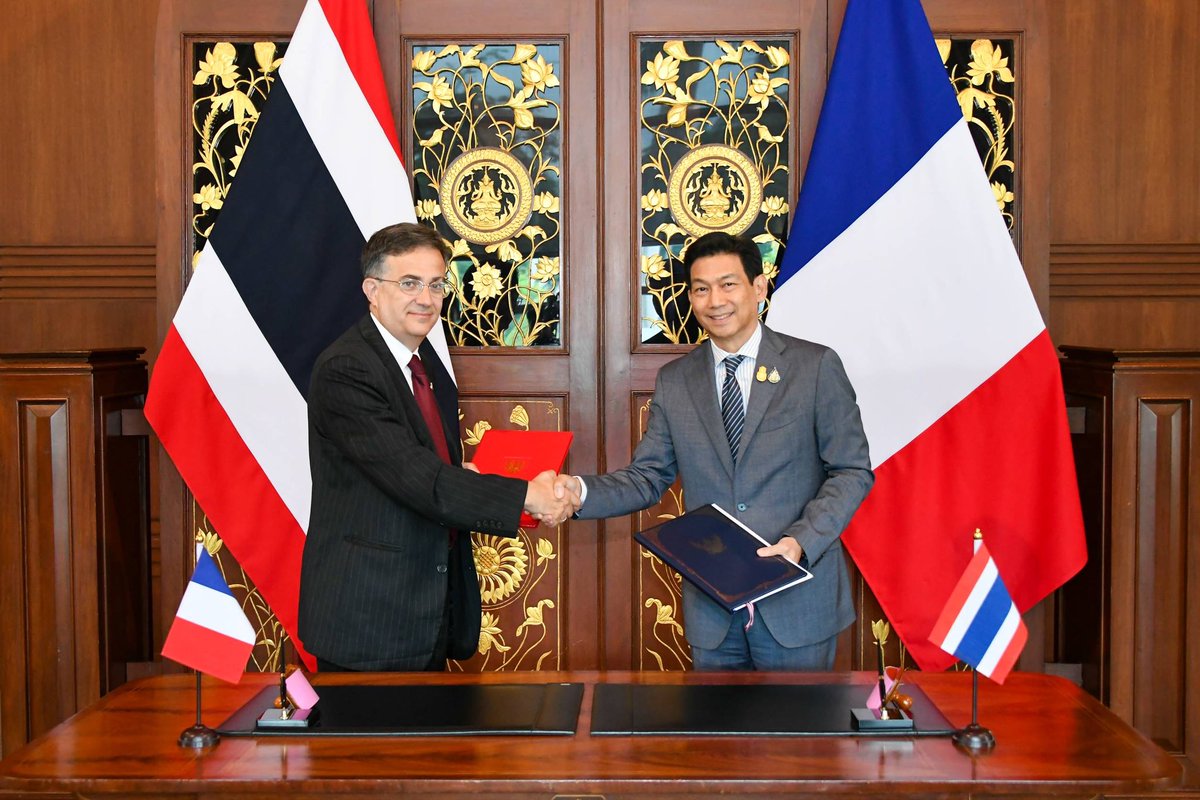 ‘ปานปรีย์’ รมว.ต่างประเทศ ลงนามความตกลงระหว่าง 'รัฐบาลแห่งราชอาณาจักรไทย' กับ 'รัฐบาลแห่งสาธารณรัฐฝรั่งเศส' ว่าด้วยการยกเว้นการตรวจลงตราซึ่งกันและกัน สำหรับการพำนักระยะสั้น(ไม่เกิน 90 วัน) แก่ผู้ถือหนังสือเดินทางราชการ #รัฐบาลเศรษฐา