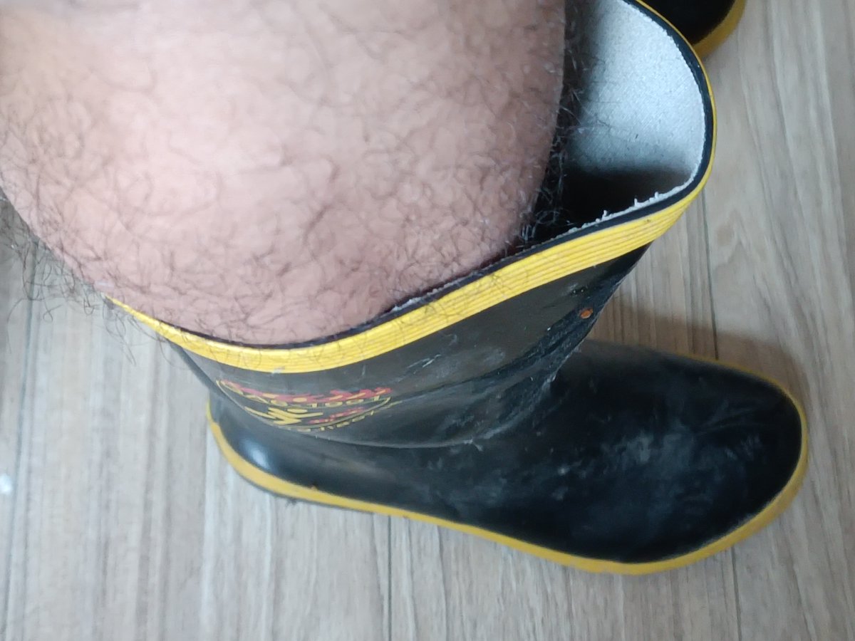 virusrubber's tweet photo. 喜欢橡胶味的雨靴 https://t.co/Kr2aiUMibi