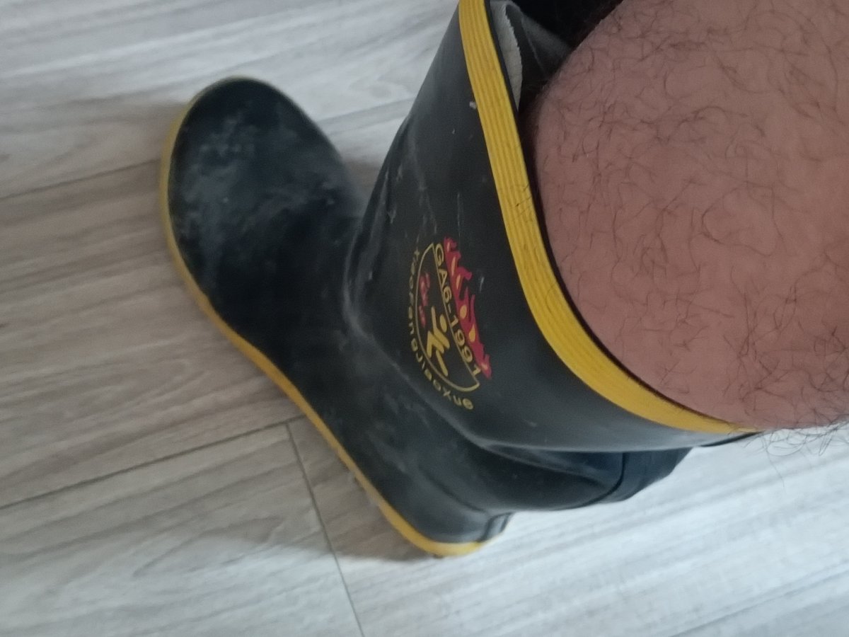 virusrubber's tweet photo. 喜欢橡胶味的雨靴 https://t.co/Kr2aiUMibi