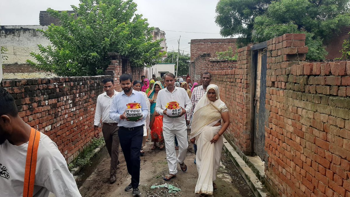 ग्राम पंचायत पिपला बंदपुर में जन चौपाल करते हुए ग्रामीणों की समस्या सुन कर स्थल पर ही निस्तारण किया गया। इसके बाद मेरी माटी मेरा देश के तहत कलश यात्रा में घर घर से चावल, मिट्टी एकत्र की गई।
<a href="/CDO_HAPUR/">CDO HAPUR</a> <a href="/DmHapur/">DM Hapur</a> @PrernaSinghIAS