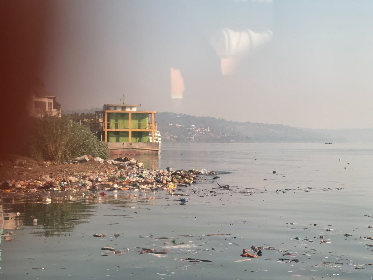 PassyMubalama's tweet photo. Les dechet sur le #lacKivu est un scandal. À l’ heure ou la protection de l’environnement est une priorité, il est primordial de reduire les dechets plastiques qui detruisent notre environnement. #Protegeons notre #environnement https://t.co/SvrS9EBSJD
