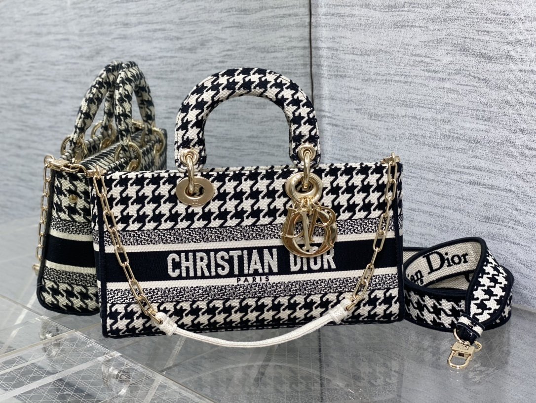 Dior lady
.
.
.
.
#diorlady #LadyDior #bag #bags #bagforsale #fashionstyle #trendybagstyle