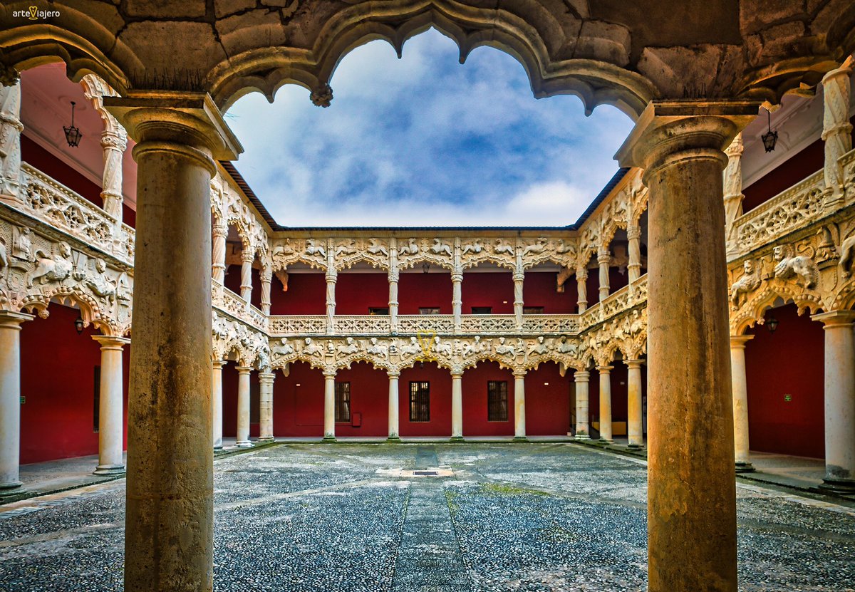 Patio de los Leones del Palacio de los Duques del Infantado. El monumento más emblemático de la ciudad de Guadalajara. Levantado a finales del S. XV por el célebre arquitecto Juan Guas
#FelizSabado #BuenosDias #photograghy