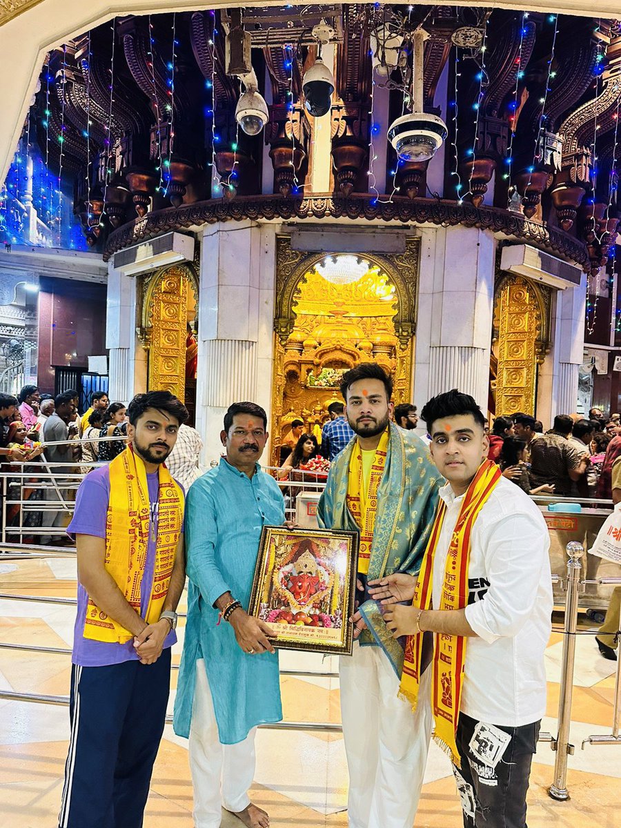 ElvishYadav's tweet photo. वक्रतुण्ड महाकाय सुर्यकोटि समप्रभनिर्विघ्नं कुरु मे देव सर्वकार्येषु सर्वदा” https://t.co/m4Kysh7bBh