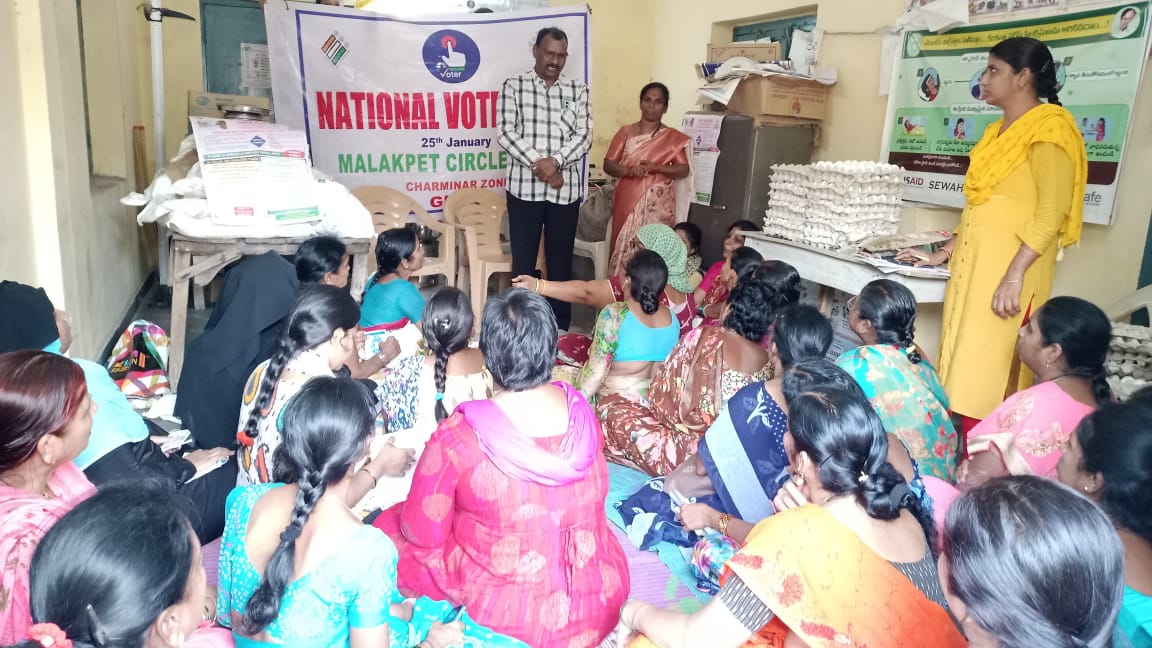 #SLFCommunity
#CommunityOrganizing

@ECISVEEP
@CEO_Telangana

Conducted an #SVEEP program, providing awareness to the Mahaboob Mansion 1 & 2 Slum Level Federation in the Old Malakpet division, situated within the Malakpet Constituency.