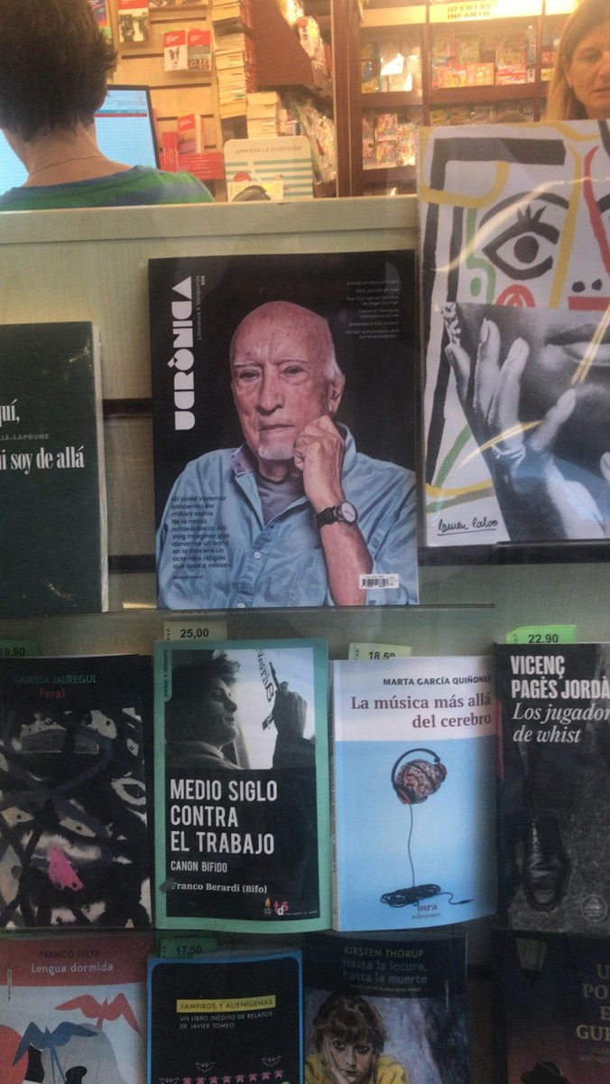 RUcronica's tweet photo. El nº 8 de  #Ucrònica està disponible en quioscs i llibreries. La portada la dediquem de nou a un gran escritor valencià i en l'interior teniu xixantaquatre pàgines a color plenes de lliteratura en llengua valenciana. Gràcies a @ParisValencia_  per situar-nos en el seu escaparat. https://t.co/jyujpLX5kQ