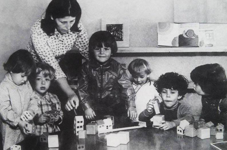 🎂 El 16 de setembre de 1976 La Bressola va obrir les portes amb una aula de 7 alumnes a Catalunya Nord. Avui complim 47 anys i ja en som més 1.100! Entre tots continuarem fent créixer La Bressola. Per molts anys! Feliç Dia Internacional de l'Escola Catalana!