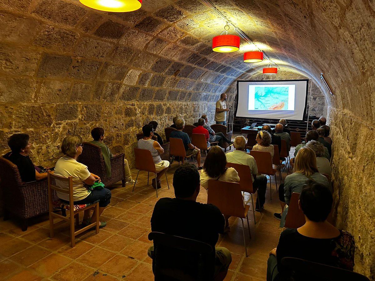 ArqueoURJC's tweet photo. 📸Os dejamos algunas fotos de nuestra presentación de resultados de la excavación el pasado día 8 en el Palacio de Guzmán.
@FAH_URJC @patrimoniojcyl
#arqueologia #arqueologiacomunitaria #pubarch #arqueologiapublica #riberadelduero #castilloguzman https://t.co/MGzbB6kTpp