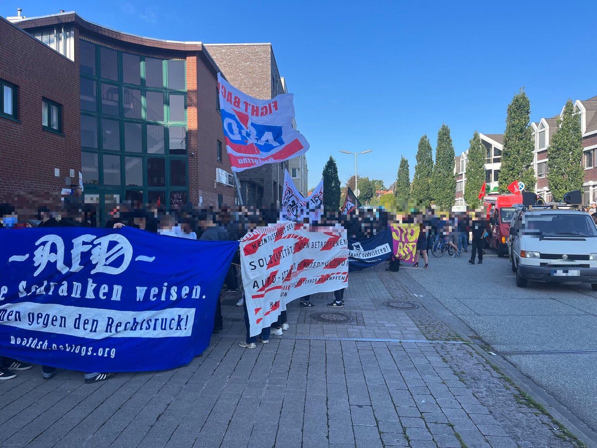 il_kiel's tweet photo. Gemeinsam mit ca 150 Antifaschist*innen waren wir heute erneut in Henstedt-Ulzburg, um den Landesparteitag der #noAfd zu stören und weiterhin den Ausschluss der neofaschistischen Partei aus dem Bürgerhaus zu fordern. https://t.co/O0OWLTt8jf
