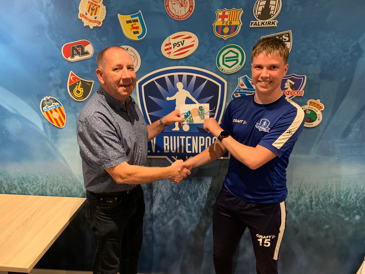 Tijdens onze aftrapbijeenkomst voor jeugdtrainers is deze week aandacht besteed aan het diploma UEFA C Youth. <a href="/HalbeElsengaa/">Halbe</a> en Jornt Henstra zijn daarin in het zonnetje gezet: zij behaalden hun eerste trainersdiploma. 👏
➡️ vvbuitenpost.nl/jeugdtrainers-…