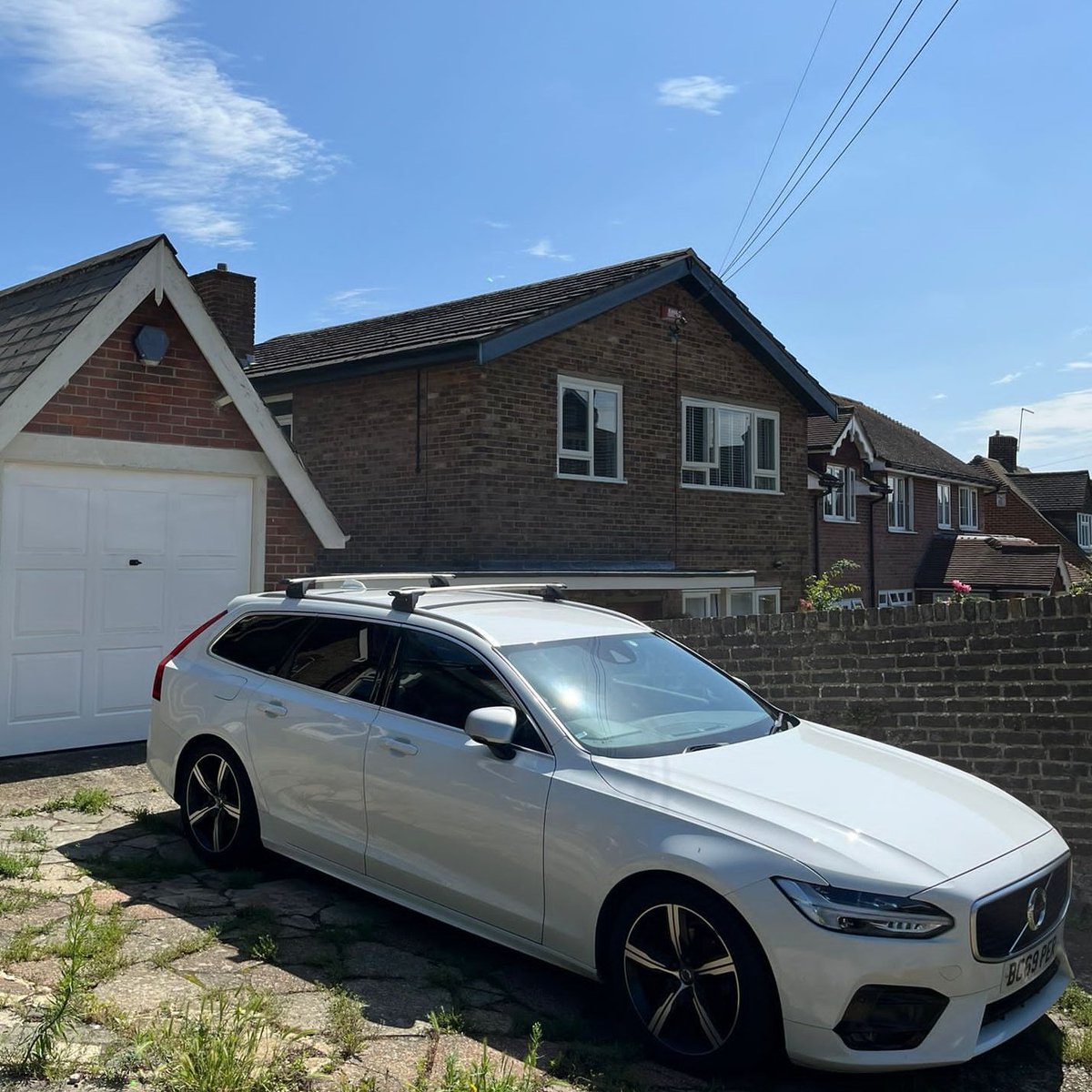 @f1surveyor Roof bars for additional rear view mirror panick. Had a white Skoda Superb before this and had the same effect.