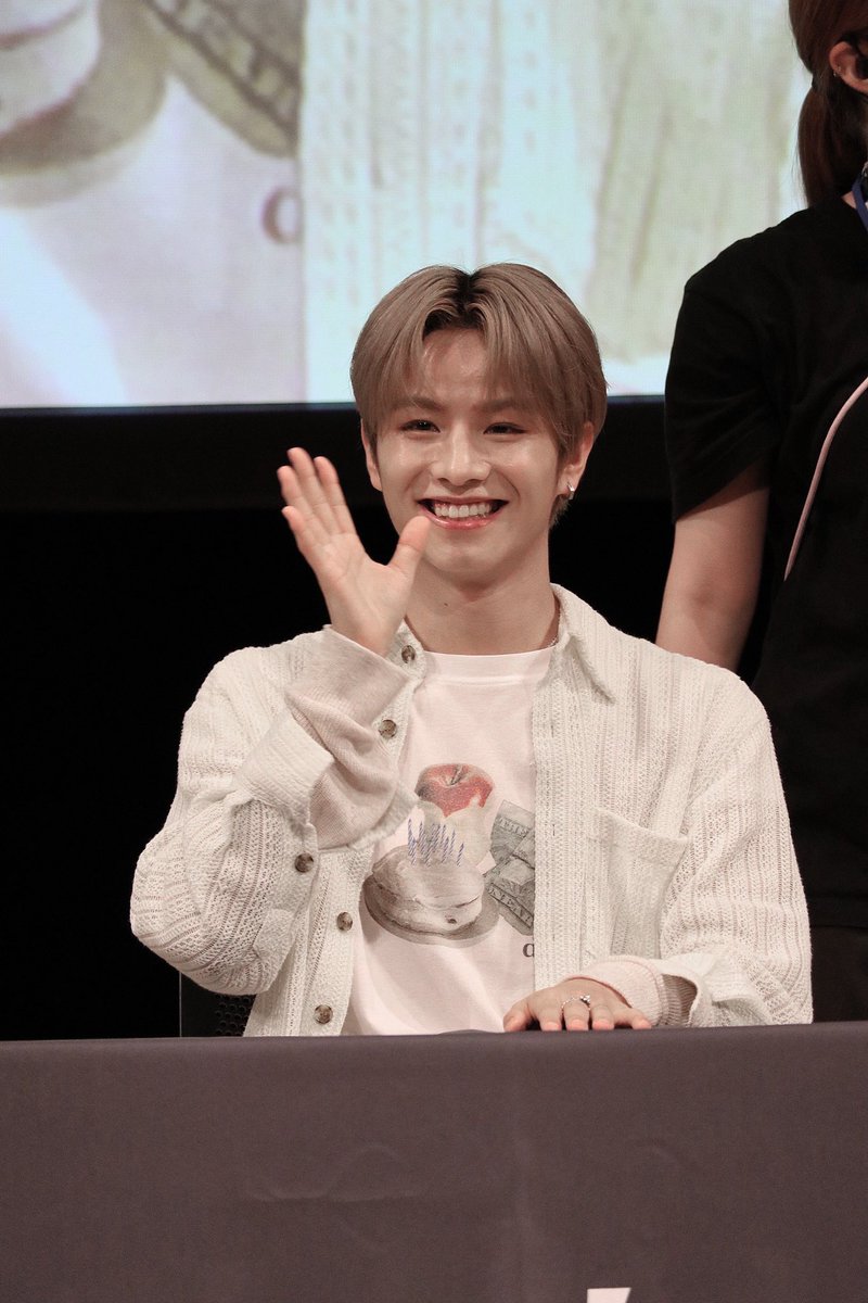 zihaobaobao's tweet photo. Zihao first fanmeeting in japan as an idol 🥺💛🤍 https://t.co/HPTj7Zjohc