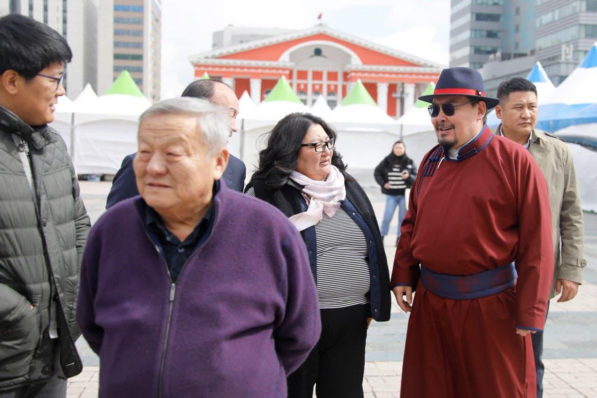 Ном баяр 
<a href="/ganchimeg6163/">Ganchimeg Badamdorj</a> 
<a href="/Baabarniitlelch/">Baabar</a> 
<a href="/Zandanshatar/">Zandanshatar G</a>